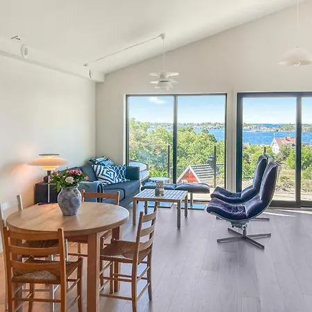 4 Bedroom Gorgeous In Tromoya Feriehus