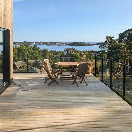 4 Bedroom Gorgeous In Tromoya Feriehus