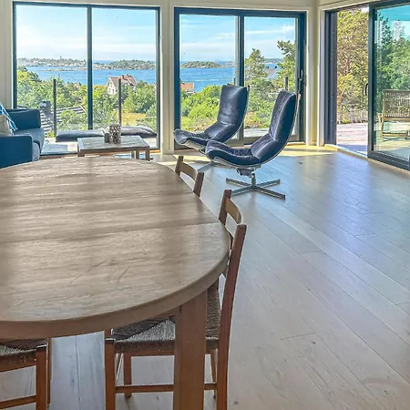 4 Bedroom Gorgeous In Tromoya Feriehus