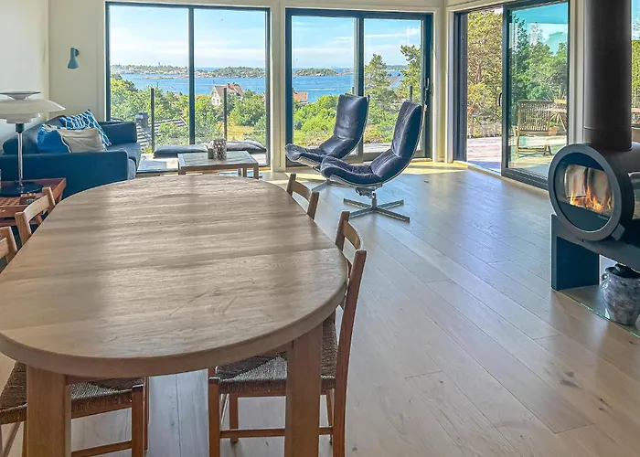 4 Bedroom Gorgeous In Tromoya Holiday home